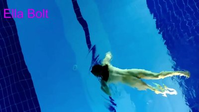 Non posso smettere di guardare, giovane bionda catturata nuotare nuda nella piscina del resort ELLA BOLT